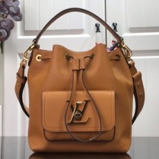 루이비통 LOUIS VUITTON 2021 SS 포켓 로고 버킷백 카멜 M57587 커스텀급