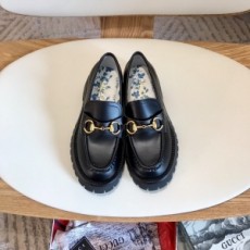 구찌 GUCCI 2021 SS 벌캐릭터 금속버클 레더 여성 슬리퍼 샌들 커스텀급