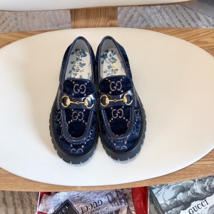 구찌 GUCCI 2021 SS 벌캐릭터 금속버클 벨벳 네이비 여성 슬리퍼 샌들 커스텀급