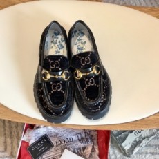 구찌 GUCCI 2021 SS 벌캐릭터 금속버클 밸벳 블랙 여성 슬리퍼 샌들 커스텀급