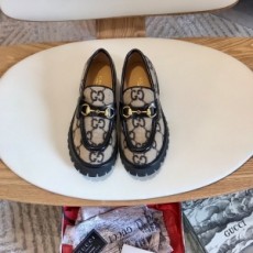 구찌 GUCCI 2021 SS 벌캐릭터 금속버클 밸벳 베이지블랙 여성 슬리퍼 샌들 커스텀급