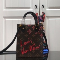 루이비통 LOUIS VUITTON 2021 SS 캐릭터 모노그램 쁘띠 삭 플라 토트백 M69442 커스텀급