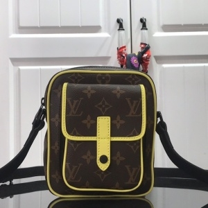 루이비통 LOUIS VUITTON 2021 SS 크리스토퍼 웨어러블 월릿 크로스백 M69404 커스텀급