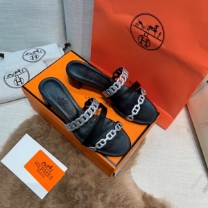 에르메스 HERMES 2021 SS 체인 캐릭터 미들힐 블랙실버 여성 샌들 커스텀급