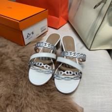 에르메스 HERMES 2021 SS 체인 캐릭터 미들힐 화이트실버 여성 샌들 커스텀급