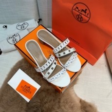 에르메스 HERMES 2021 SS 체인 캐릭터 미들힐 화이트 여성 샌들 커스텀급