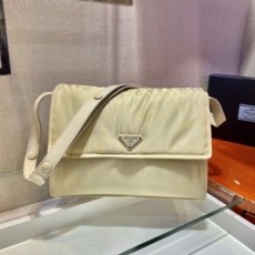 프라다 PRADA 2021 SS 삼각로고 나일론 크로스백 연골드 1BD255 커스텀급