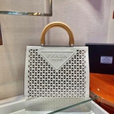 프라다 PRADA 2021 SS 트라이앵글 로고 아일릿 화이트 탑 핸들백 1BG405 커스텀급
