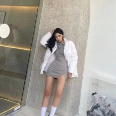 샤넬 CHANEL 2021 SS 패치로고 유광 여성 화이트 패딩 커스텀급