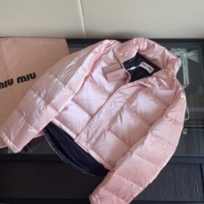 미우미우 MIUMIU 2021 SS 캐릭터 로고 펄 핑크 여성 패딩 커스텀급