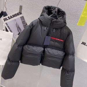 프라다 PRADA 2021 SS 띠로고 지퍼 포켓 블랙 여성 패딩 커스텀급