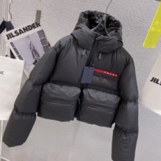 프라다 PRADA 2021 SS 띠로고 지퍼 포켓 블랙 여성 패딩 커스텀급