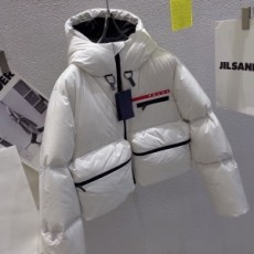 프라다 PRADA 2021 SS 띠로고 지퍼 포켓 화이트 여성 패딩 커스텀급