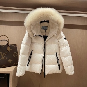프라다 PRADA 2021 SS 삼각로고 퀄팅 지퍼 여우퍼 화이트 여성 패딩 커스텀급