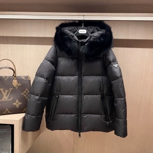 프라다 PRADA 2021 SS 삼각로고 퀄팅 지퍼 여우퍼 블랙 여성 패딩 커스텀급