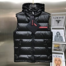 프라다 PRADA 2021 SS 띠로고 퀄팅 지퍼포켓 후드 블랙 남성 패딩조끼 커스텀급