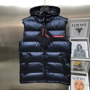 프라다 PRADA 2021 SS 띠로고 퀄팅 지퍼포켓 후드 네이비 남성 패딩조끼 커스텀급