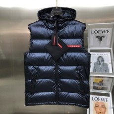 프라다 PRADA 2021 SS 띠로고 퀄팅 지퍼포켓 후드 네이비 남성 패딩조끼 커스텀급