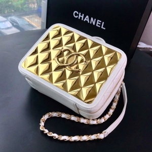 샤넬 CHANEL 2021 SS 골드 메탈 화이트 코스메틱 케이스 크로스백 AS2900 커스텀급