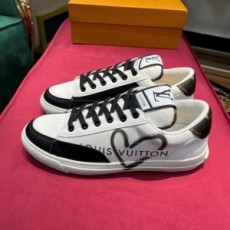 루이비통 LOUIS VUITTON 2021 SS 캐릭터 로고 화이트블랙 커플 슈즈 커스텀급
