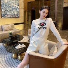 디올 DIOR 2021 SS 캐릭터 로고 라운드넥 여성 니트 상의 커스텀급