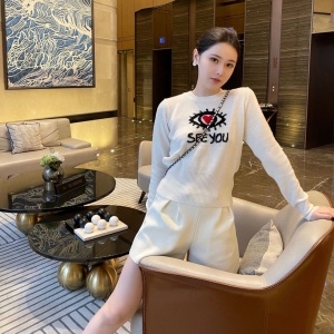 디올 DIOR 2021 SS 캐릭터 로고 라운드넥 여성 니트 상의 커스텀급
