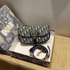 디올 DIOR 2021 SS 캐릭터 자수 로고 여성 크로스백 미러급