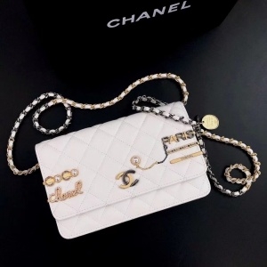 샤넬 CHANEL 2022 SS 럭키 참 체인 미듐 플랩백 화이트 AS2979 커스텀급
