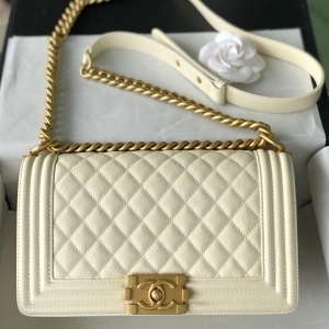 샤넬 CHANEL 2022 SS 캐비어 미듐 골드메탈 보이백 아이보리 67086 커스텀급