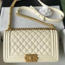 샤넬 CHANEL 2022 SS 캐비어 미듐 골드메탈 보이백 아이보리 67086 커스텀급