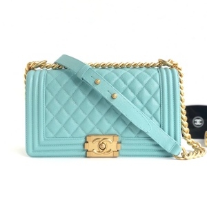 샤넬 CHANEL 2022 SS 캐비어 미듐 골드메탈 보이백 민트 67086 커스텀급