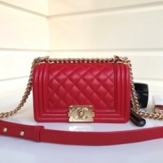 샤넬 CHANEL 2022 SS 캐비어 스몰 골드메탈 보이백 레드 67085 커스텀급
