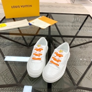 루이비통 LOUIS VUITTON 2022 SS 앙프렝뜨 각인 로고 화이트 남성 슈즈 커스텀급
