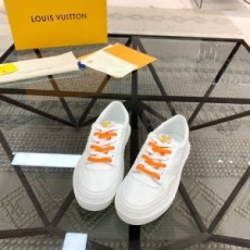 루이비통 LOUIS VUITTON 2022 SS 앙프렝뜨 각인 로고 화이트 남성 슈즈 커스텀급