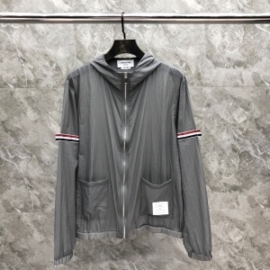 톰브라운 THOM BROWNE 2022 SS 삼선 포켓 그레이 남성 바람막이 점퍼 커스텀급