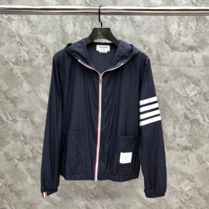 톰브라운 THOM BROWNE 2022 SS 사선 포켓 네이비 남성 바람막이 점퍼 커스텀급