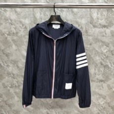 톰브라운 THOM BROWNE 2022 SS 사선 포켓 네이비 남성 바람막이 점퍼 커스텀급