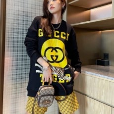 구찌 GUCCI 2022 SS GG 캐릭터 로고 블랙 여성 긴팔티 커스텀급
