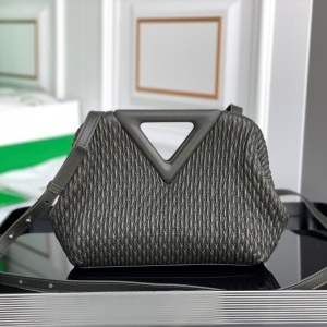 보테가 베네타 BOTTEGA VENETA 2022 SS 포인트 스티치 삼각토트 크로스백 딥그린 커스텀급