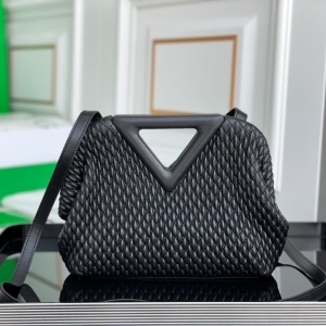 보테가 베네타 BOTTEGA VENETA 2022 SS 포인트 스티치 삼각토트 크로스백 블랙 커스텀급