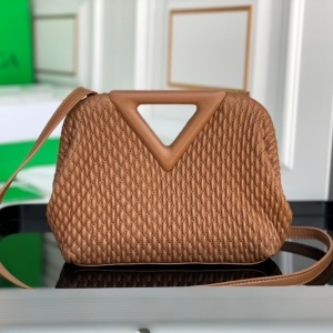 보테가 베네타 BOTTEGA VENETA 2022 SS 포인트 스티치 삼각토트 크로스백 카멜 커스텀급