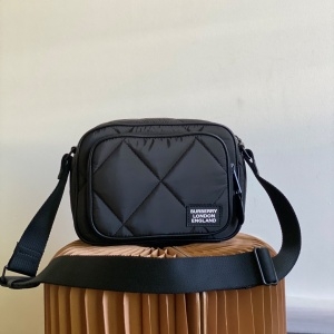 버버리 BURBERRY 2022 SS 패치로고 퀄팅 블랙 크로스백 커스텀급