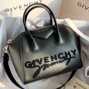 지방시 GIVENCHY 2022 SS 캐릭터 로고 안티고나 미듐 토트백 블랙 0175 커스텀급