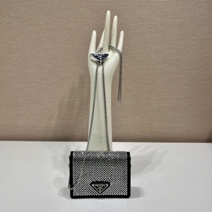 프라다 PRADA 2022 SS 글래스 크리스탈 체인 클러치백 블랙 1MR024 커스텀급