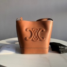 셀린느 CELINE 2022 SS 트리오페 퀴르 레더 버킷백 카멜 커스텀급