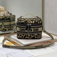 디올 DIOR 2022 SS 호피무늬 캐릭터 자수 화장품케이스 스몰 숄더백 커스텀급