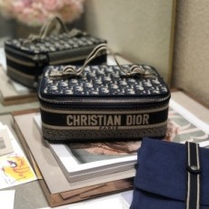 디올 DIOR 2022 SS 로고 캐릭터 자수 화장품케이스 미듐 숄더백 커스텀급