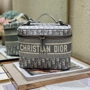 디올 DIOR 2022 SS 로고 캐릭터 자수 화장품케이스 라지 숄더백 그레이 커스텀급