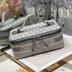 디올 DIOR 2022 SS 로고 캐릭터 자수 화장품케이스 미듐 숄더백 그레이 커스텀급