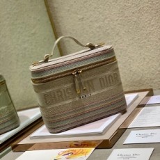 디올 DIOR 2022 SS 로고 캐릭터 자수 화장품케이스 라지 숄더백 골드 커스텀급